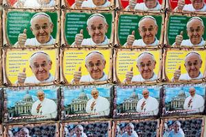 ¡Papa Francisco mejora! Vaticano informó que “se levantó y se sentó en su sillón para recibir tratamiento”