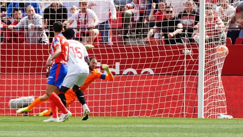 Afición de Sevilla explota contra la directiva en partido ante Atlético de Madrid