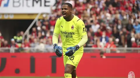 ¡Tranquilidad en AC Milan! Mike Maignan, compañero de Santiago Giménez, fue dado de alta del hospital