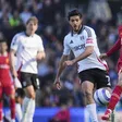 Raúl Jiménez celebra el triunfo de Fulham sobre Liverpool acompañado de su hijo