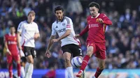 Raúl Jiménez celebra el triunfo de Fulham sobre Liverpool acompañado de su hijo