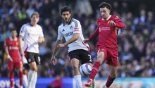 Raúl Jiménez celebra el triunfo de Fulham sobre Liverpool acompañado de su hijo