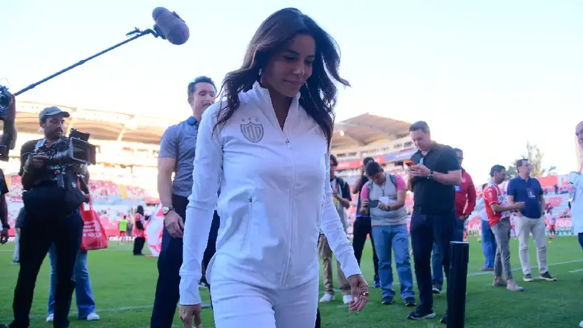 Eva Longoria disfruta del triunfo de Necaxa y felicita a Larcamón: "¡Fuerza Rayos!"