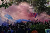 Afición blaugrana da colorido recibimiento al Barcelona para la Champions