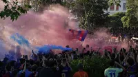 Afición blaugrana da colorido recibimiento al Barcelona para la Champions