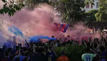Afición blaugrana da colorido recibimiento al Barcelona para la Champions