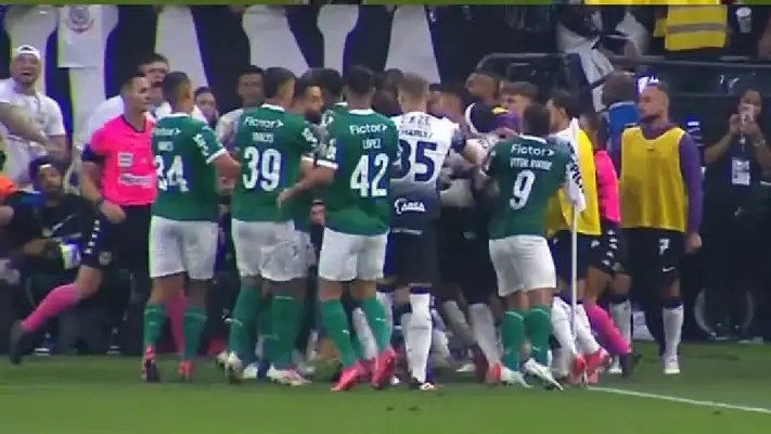 ¿Se burló del rival? Memphis Depay desata pelea tras pararse sobre el balón