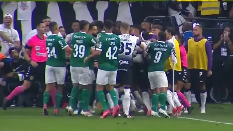 ¿Se burló del rival? Memphis Depay desata pelea tras pararse sobre el balón