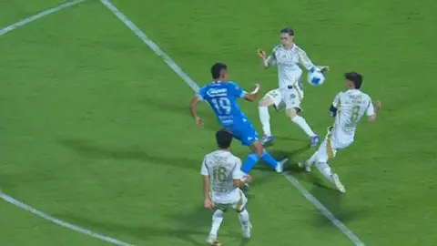 ¡Les dio una manita! Marcelo Flores cometió penal a los 25 segundos de haber ingresado al campo