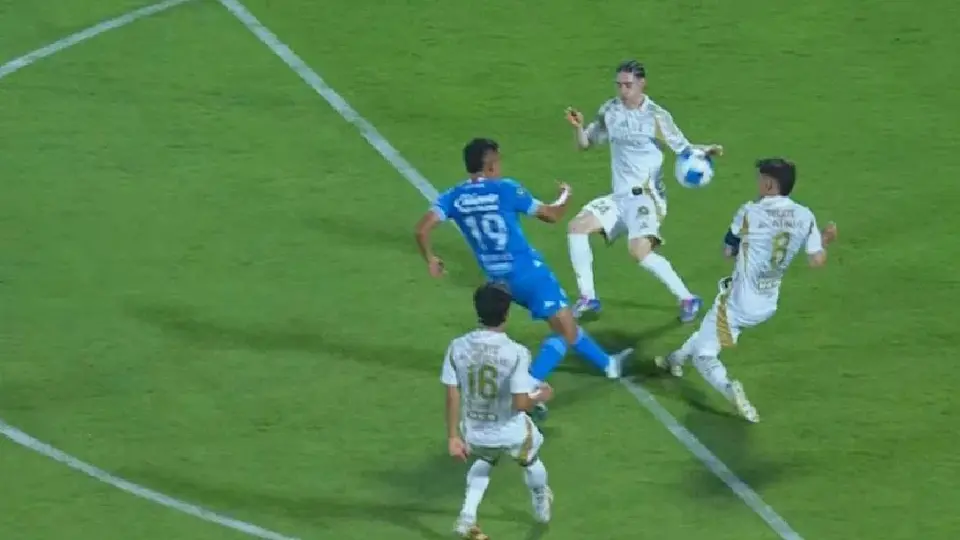¡Les dio una manita! Marcelo Flores cometió penal a los 25 segundos de haber ingresado al campo