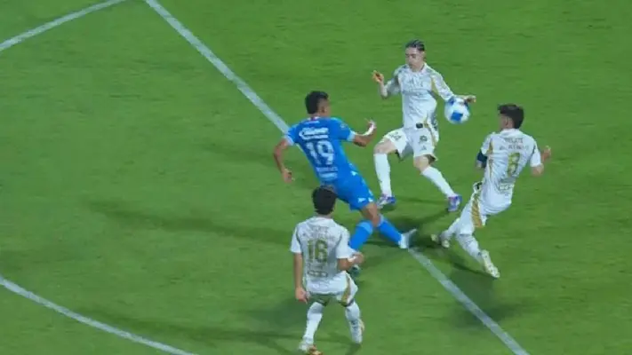 ¡Les dio una manita! Marcelo Flores cometió penal a los 25 segundos de haber ingresado al campo