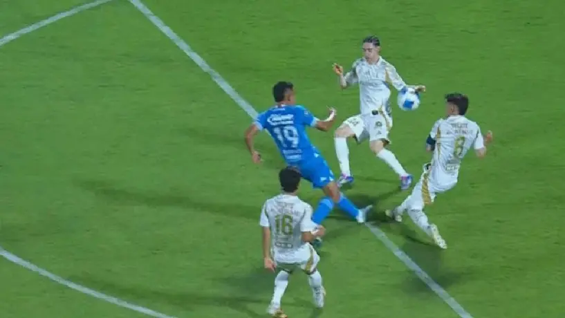 ¡Les dio una manita! Marcelo Flores cometió penal a los 25 segundos de haber ingresado al campo