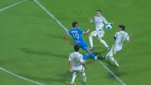 ¡Les dio una manita! Marcelo Flores cometió penal a los 25 segundos de haber ingresado al campo