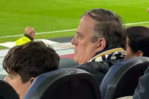 Marcelo Ebrard es captado en el Santiago Bernabéu viendo al Real Madrid; redes lo destrozan