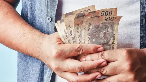 ¿Cambiarás dólares? Así está el peso este 17 de abril; se reporta por debajo de la barrera de los 20