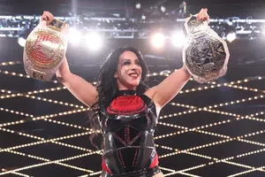 ¡Invitada de lujo en UFC México! Stephanie Vaquer lució sus dos cinturones