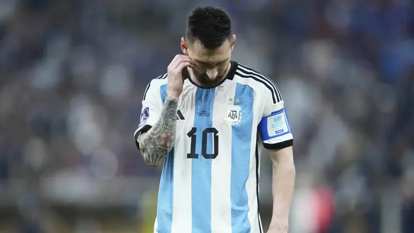 Reviven polémica del penalti de Messi en Final del Mundial, tras penalti de Julián Álvarez