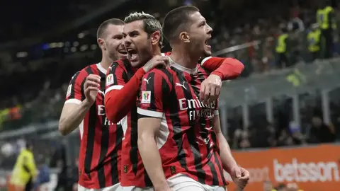 ¡Santiago Giménez peleará por el título! Milan avanza a la Final de Copa tras vencer a Inter de Milán