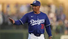 Dodgers y el mánager Dave Roberts acuerdan extensión de contrato