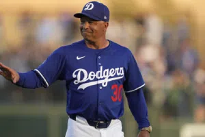 Dodgers y el mánager Dave Roberts acuerdan extensión de contrato