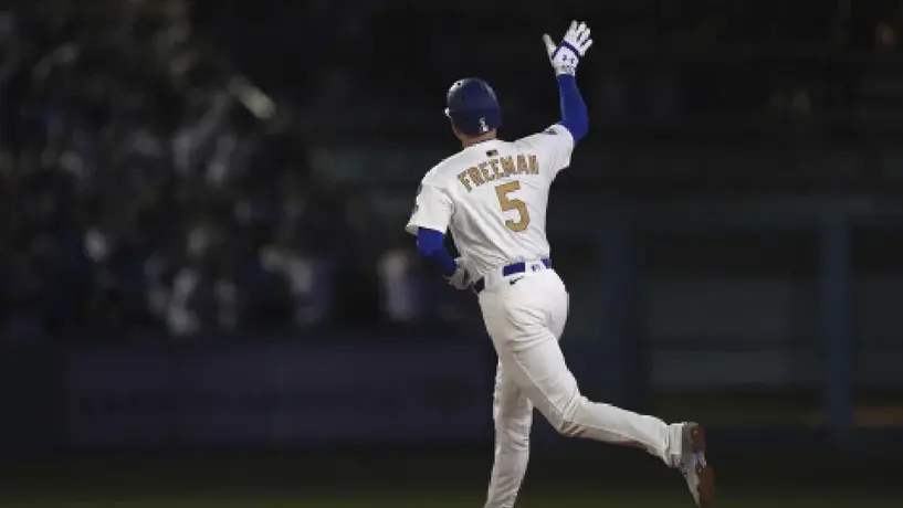 Dodgers pierden a Freddie Freeman por lesión; el pelotero se lastimó en su baño