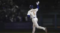 Dodgers pierden a Freddie Freeman por lesión; el pelotero se lastimó en su baño