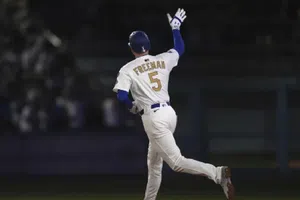 Dodgers pierden a Freddie Freeman por lesión; el pelotero se lastimó en su baño