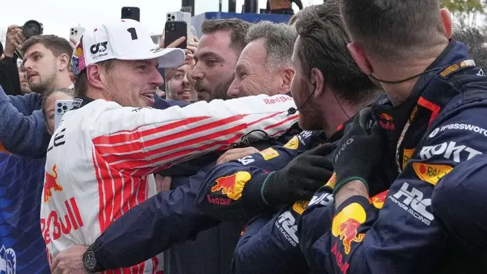 Max Verstappen se acuerda de Checo Pérez tras su primera victoria en 2025