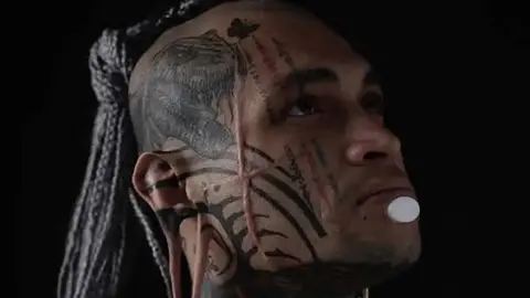 Muere Gattoo Moreno, famoso tatuador mexicano, a los 26 años