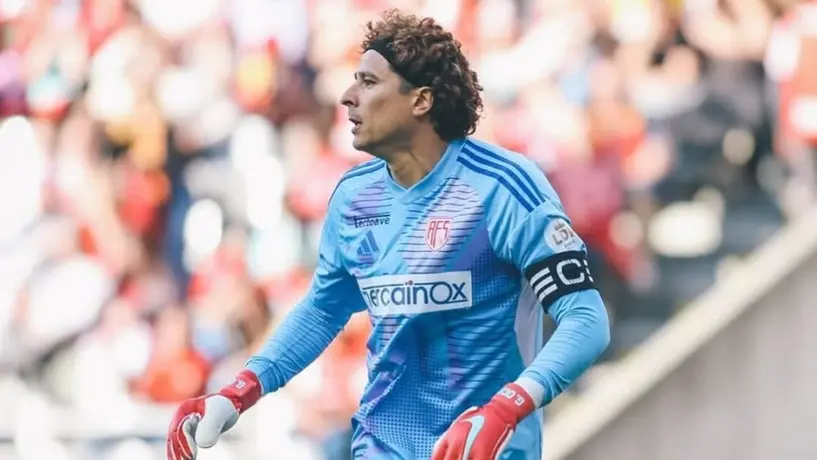 Memo Ochoa brilla en victoria del AVS y sueña con la salvación en Portugal