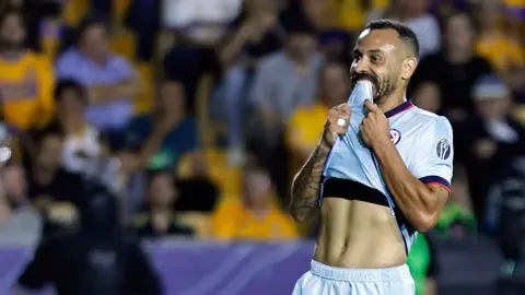 Moisés Vieira, ex jugador de Cruz Azul, se lesionó en festejo de un gol que fue anulado