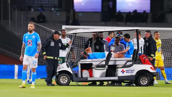 Andrés Montaño sale lesionado en el Cruz Azul vs León; panorama apunta a ruptura de ligamentos