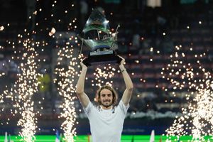 Tsitsipas pone fin a racha de derrotas en finales de ATP 500 al vencer a Auger-Aliassime en Dubái