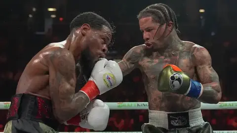 Con empate polémico y caída no validada, Davis conserva su título ante Roach