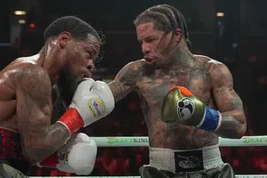 Con empate polémico y caída no validada, Davis conserva su título ante Roach