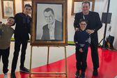 Develan cuadros de honor en homenaje a André Marín y Paco Villa en el Salón de la Fama
