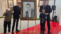 Develan cuadros de honor en homenaje a André Marín y Paco Villa en el Salón de la Fama