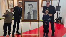 Develan cuadros de honor en homenaje a André Marín y Paco Villa en el Salón de la Fama