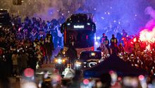 Real Madrid es recibido entre bengalas y cánticos por miles de aficionados previo a Derbi vs Atlético