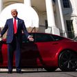 Donald Trump compra un Tesla luego de despotricar contra los autos eléctricos