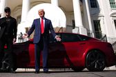 Donald Trump compra un Tesla luego de despotricar contra los autos eléctricos