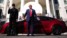 Donald Trump compra un Tesla luego de despotricar contra los autos eléctricos