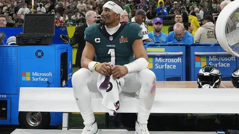 Jalen Hurts rompe racha negativa para un mariscal de campo alzando el Vince Lombardi