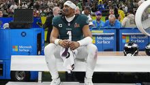 Jalen Hurts rompe racha negativa para un mariscal de campo alzando el Vince Lombardi