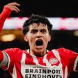 Chivas lanzó oferta a Richard Ledezma del PSV de cara al Apertura 2025
