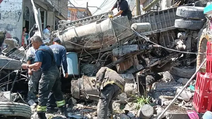 Tráiler se queda sin frenos y choca contra viviendas en Naucalpan