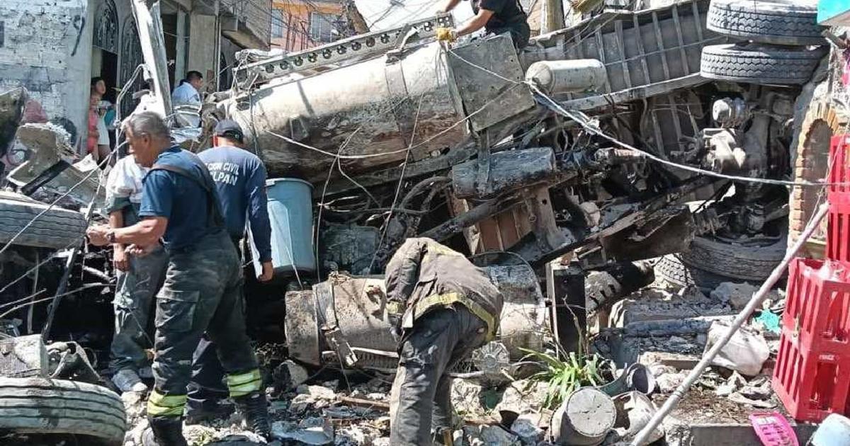 Tráiler se queda sin frenos y choca contra viviendas en Naucalpan | RÉCORD
