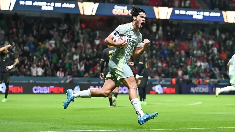Raúl Jiménez 'vence' a Santiago Giménez en la lucha por la titularidad en Selección Mexicana