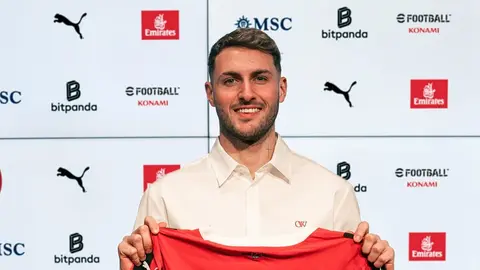 El ostentoso reloj que portó Santiago Giménez en su firma de contrato con el Milan
