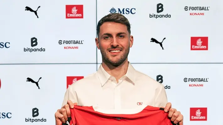 El ostentoso reloj que portó Santiago Giménez en su firma de contrato con el Milan